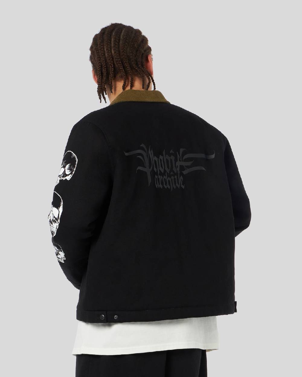 Phobia Archive GIACCA CARGO NERA CON GRAFICA TRIPLE SKULL BIANCA E LOGO GOTIC P Moda